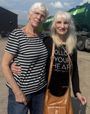 Clara en Corry, gearmde zussen op 26 juni 2024