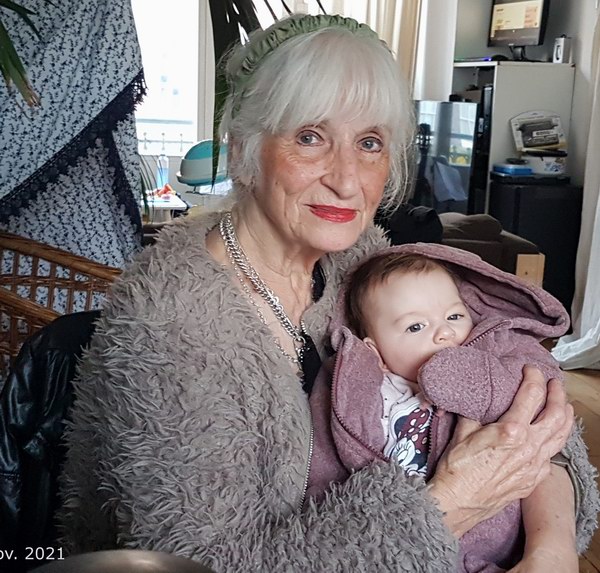 Corry met kleindochter op schoot